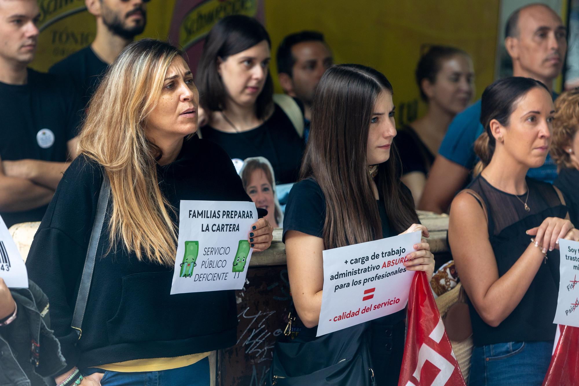 Protesta en Alicante contra el recorte de terapias en los centros de atención temprana