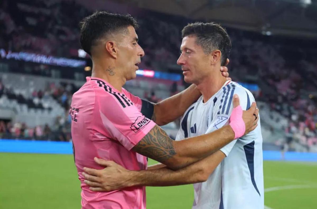 Luis Suárez y Robert Lewandowski saludándose tras el partido entre el Inter de Miami y el Chicago Fire.