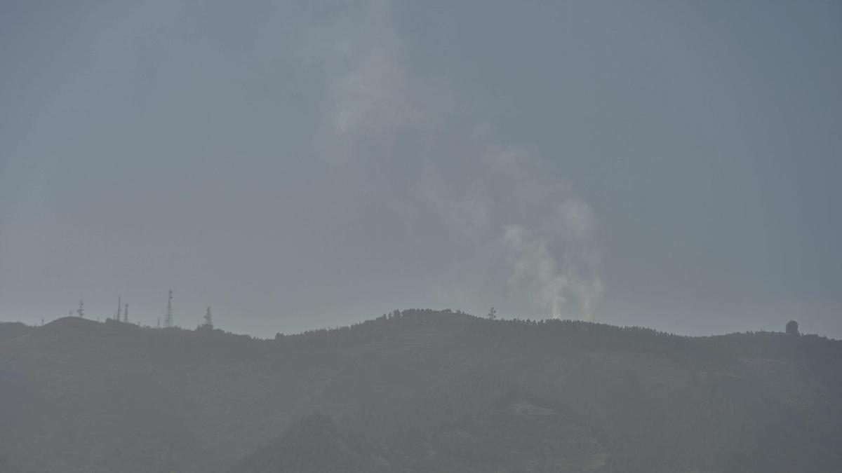 Dos columnas de humo en la Cumbre durante a mañana de este martes, 1 de noviembre.