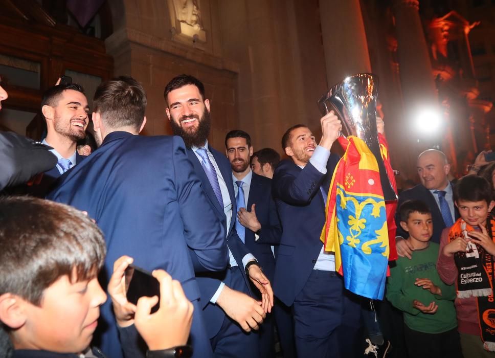 Celebración del triunfo en la Eurocup del Valencia Basket en València