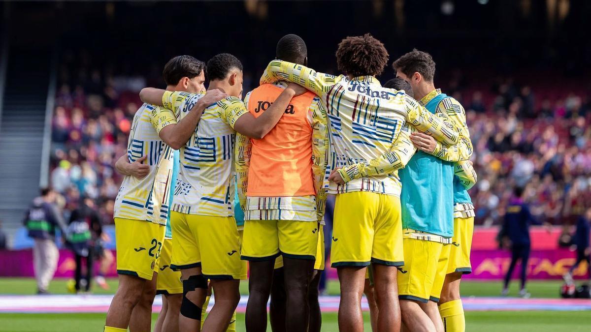 Los jugadores del Villarreal, durante el calentamiento en el Spotify Camp Nou.
