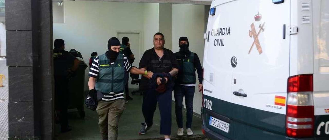 Alfonso Sanmartín, conducido por agentes a prisión desde el Juzgado de Cangas. // Gonzalo Núñez