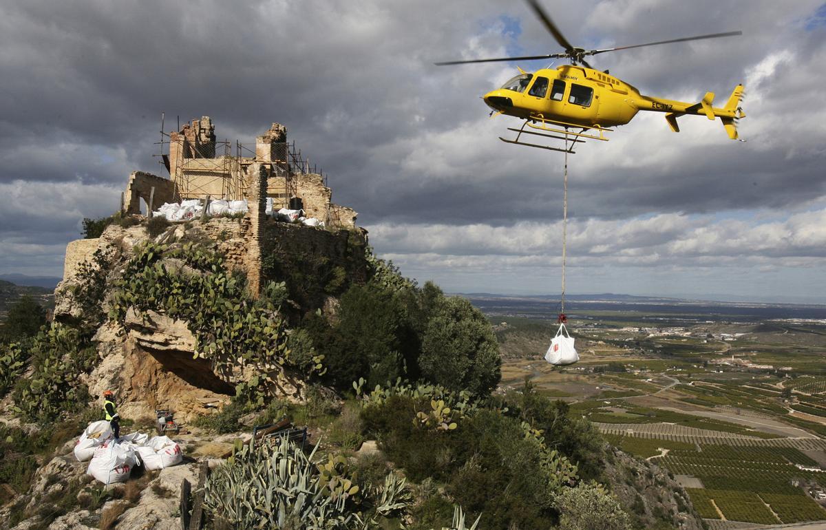 Un helicóptero llevando material para la obra de la Ermita del Puig, en una imagen de archivo.