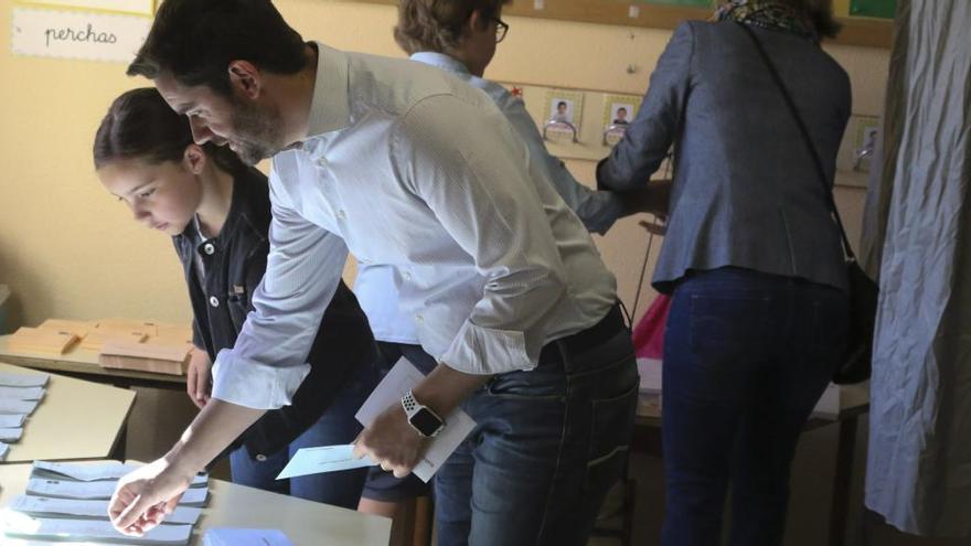 Votantes en un colegio electoral.