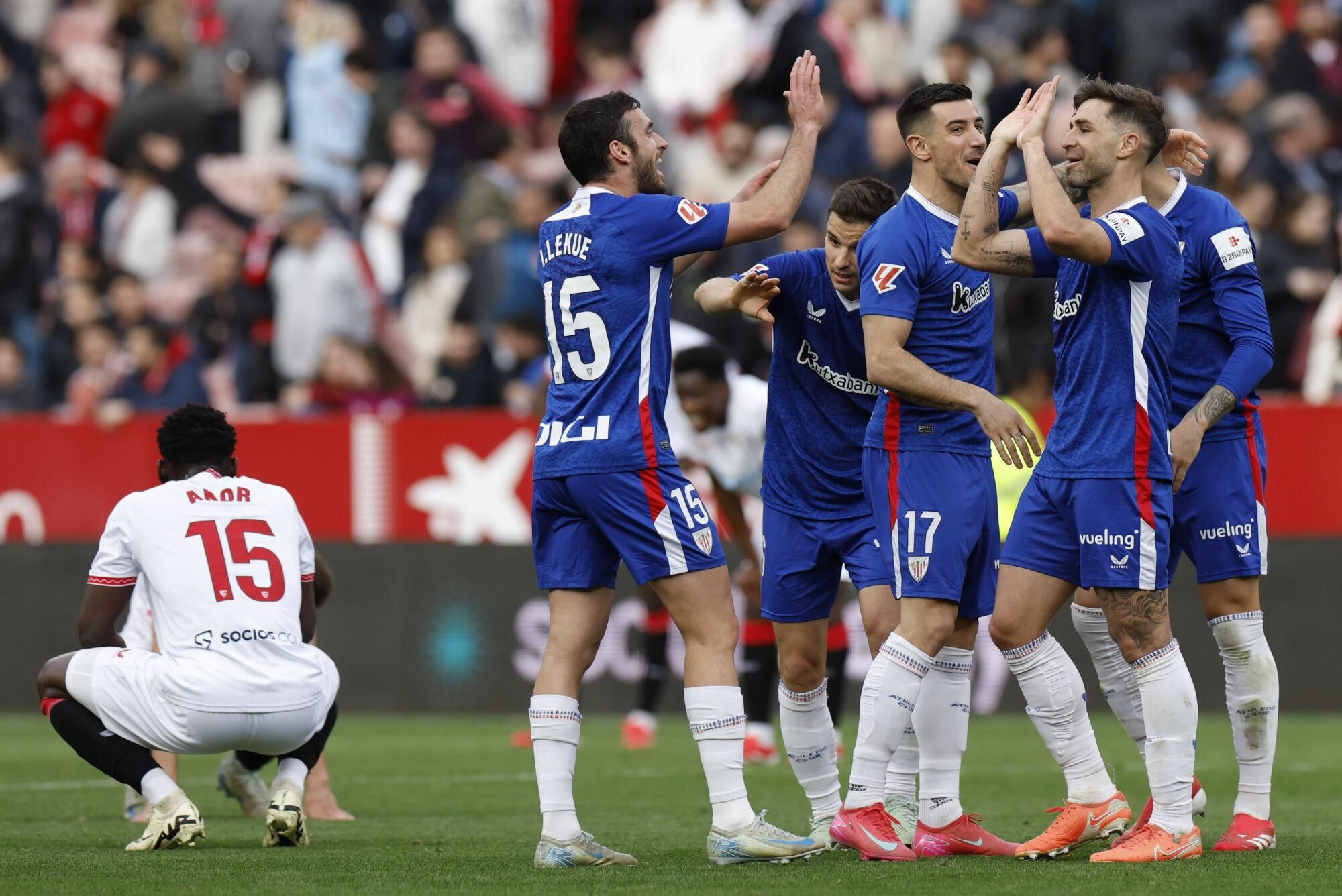 SEVILLA , 16/03/2025.- Los jugadores del Athletic celebran la victoria de su equipo a la finalización del encuentro de LaLiga entre el Sevilla y el Athletic Club, este domingo en el estadio Ramón Sánchez Pizjuán. EFE/ Julio Muñoz