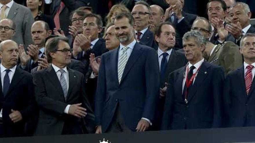 Mas y Villar flanquean al Rey en el palco del Camp Nou.