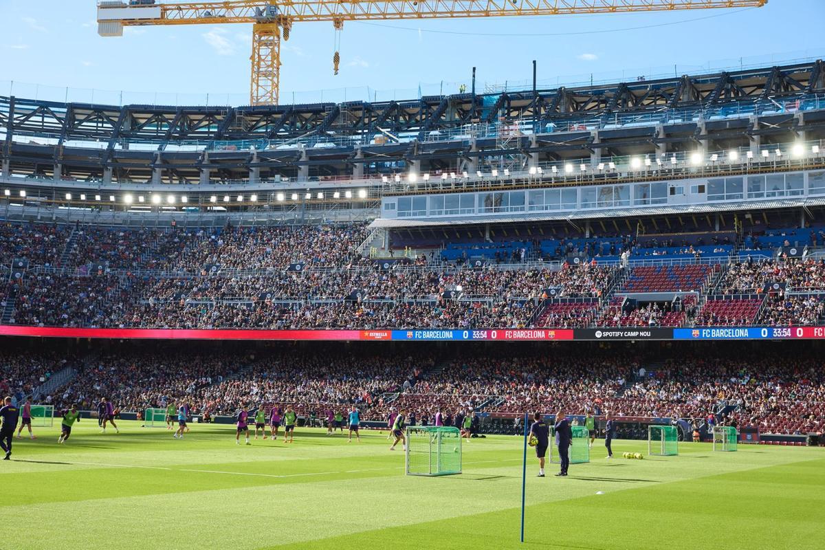 The spectacular images of the Camp Nou open-door training session