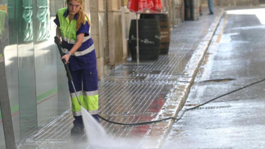 El baldeo de calles será uno de los servicios que se pretenden reforzar con la nueva reorganización de las tareas.