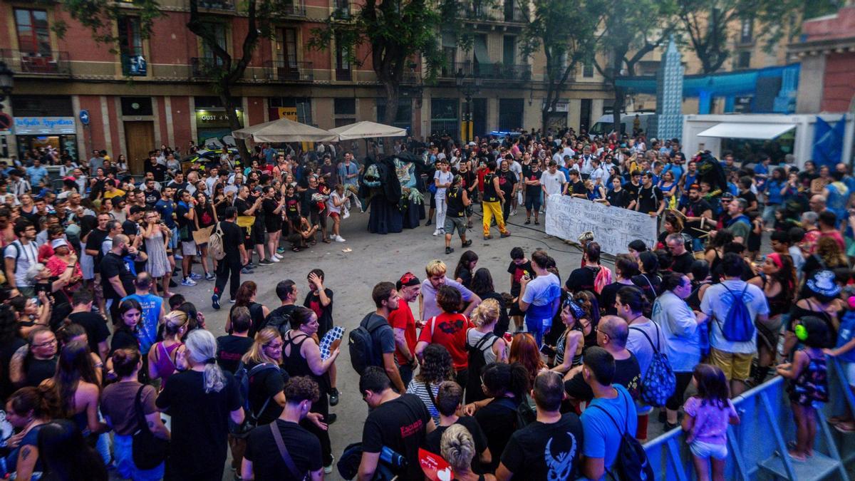 Un funeral por la cultura popular sustituye la masiva cercavila de las fiestas de Gràcia 2024