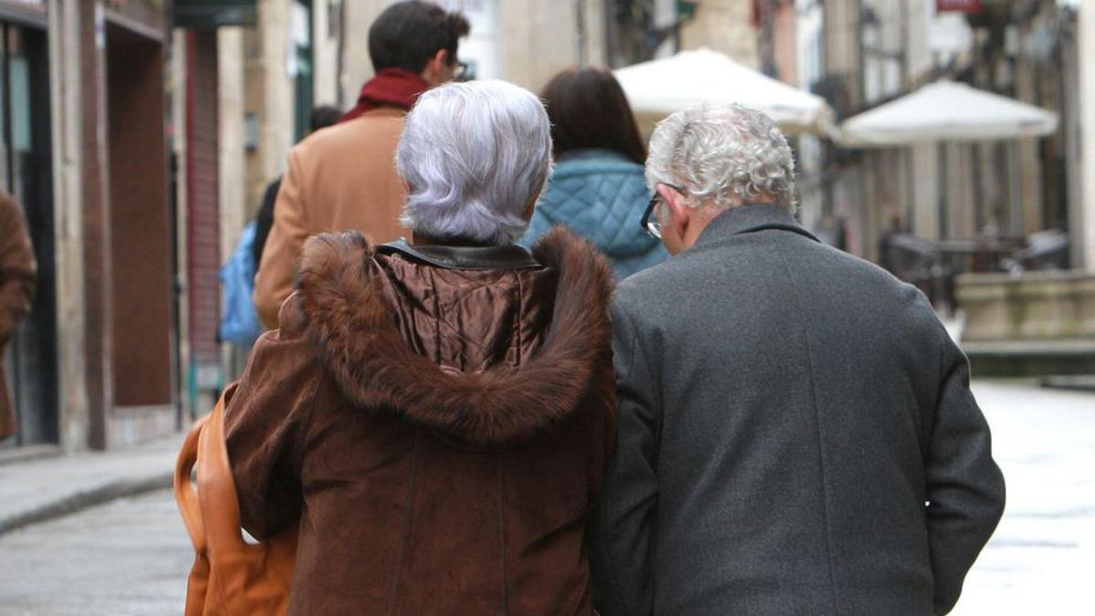 Dues parelles passejant pel carrer.
