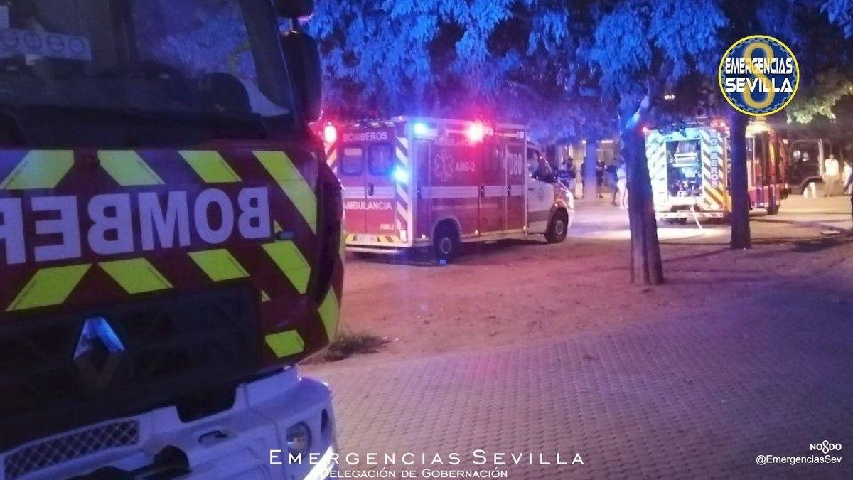 Cercada por las llamas, se arroja desde un segundo piso en Sevilla