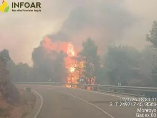 Más de 300 operativos luchan por controlar el incendio de Peñarroya de Tastavíns