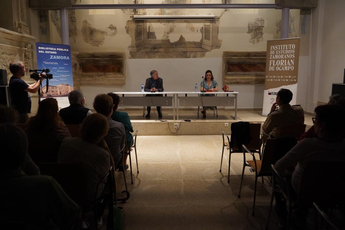 Presentación del libro en la que la autora ha estado acompañada por el vicepresidente del IEZ Florián de Ocampo, Bernardo Calvo Brioso.