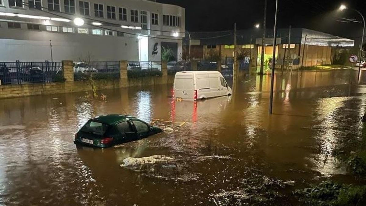 Una calle del polígono de Capellanías anegada esta pasada noche.