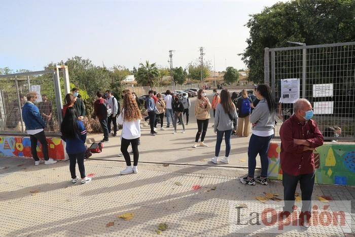 Los alumnos del IES Los Molinos (Cartagena) se concentran para pedir más profesores