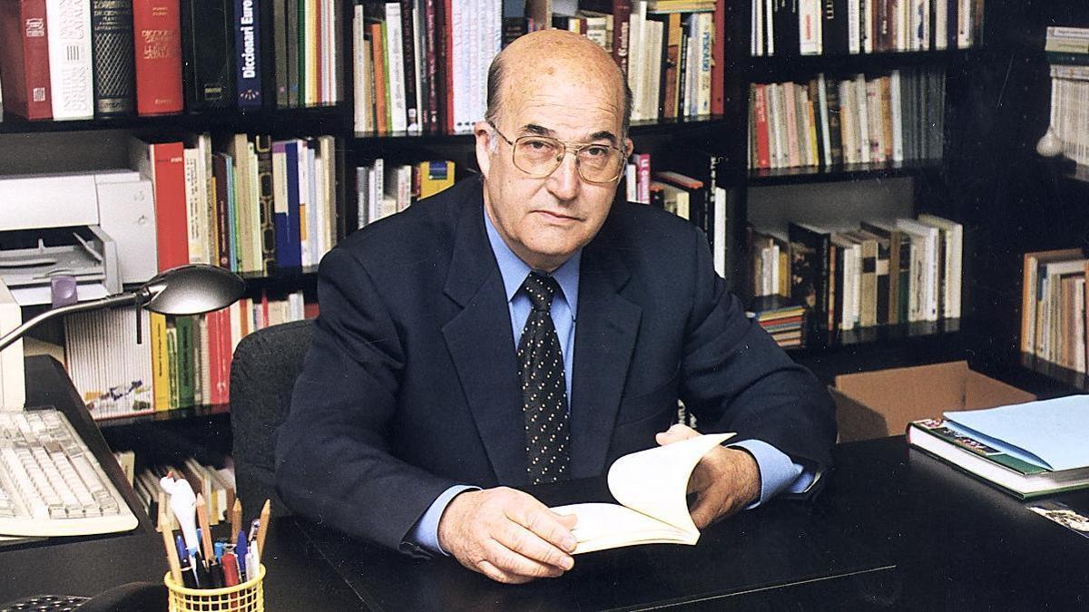 Josep Maria Salvatella en el seu despatx, envoltat de llibres