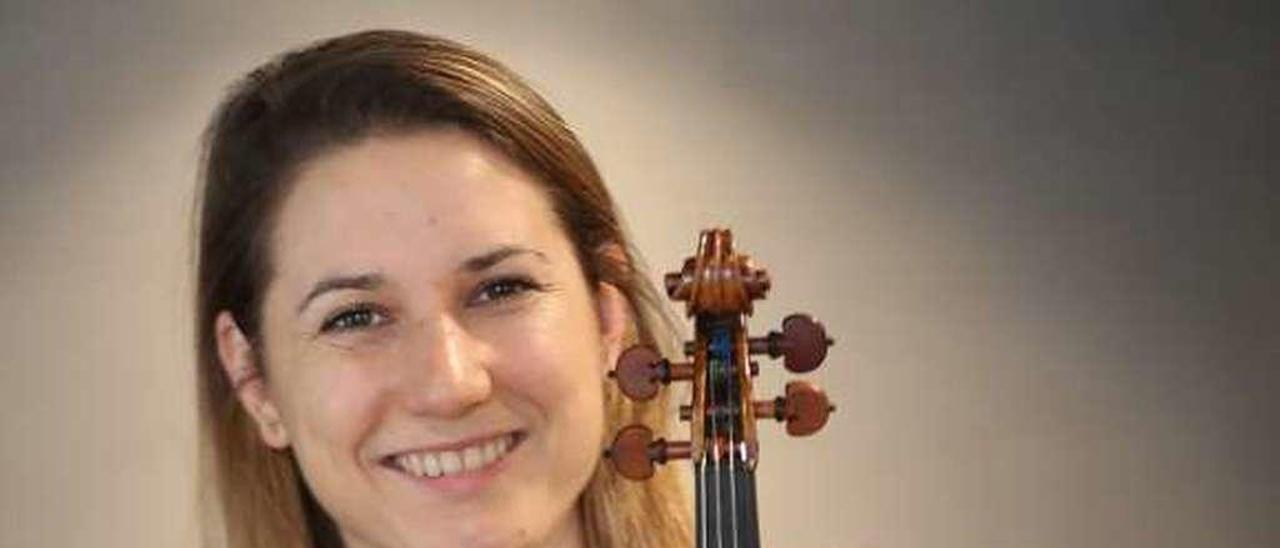 La violinista holandesa Rosanne Philippens, ayer en Vigo con el Stradivarius &quot;Barrere&quot;. // Ricardo Grobas