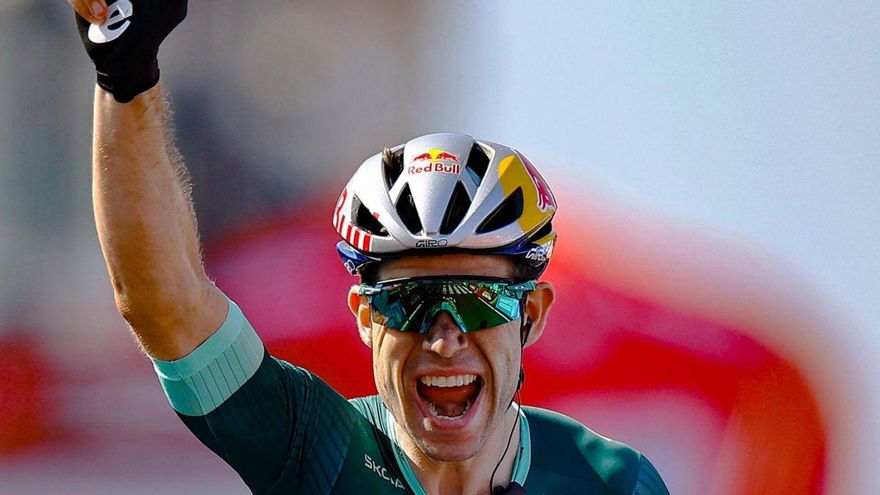 Van Aert també guanya escapat i en muntanya