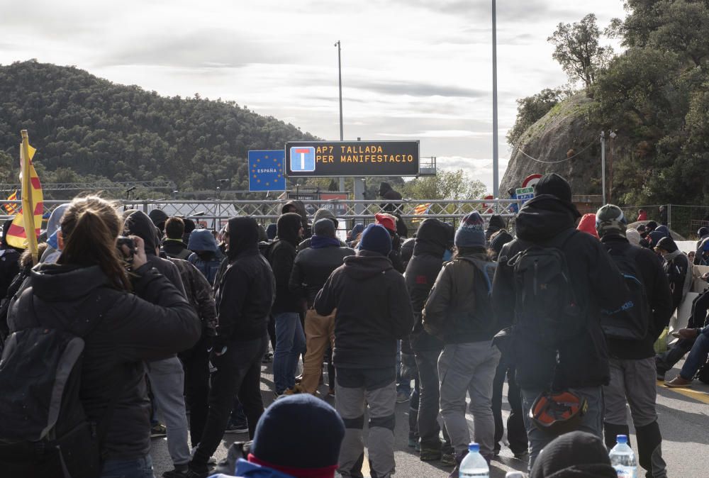 Una acció del Tsunami Democràtic talla l'AP-7 a la Jonquera