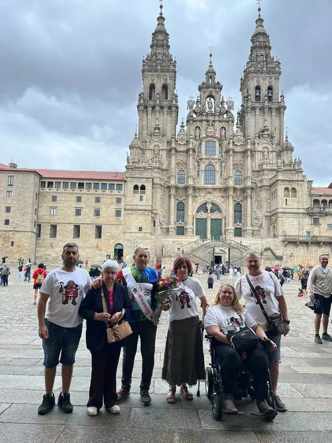 Recorre con dos prótesis de rodilla el Camino desde Saint Jean Pied de Port para visibilizar la esclerosis múltiple