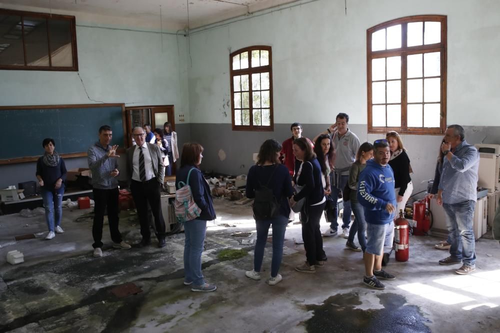 Trabajadores del CSIC visitan las instalaciones de la ETEA, donde se instalará su nuevo centro // Ricardo Grobas