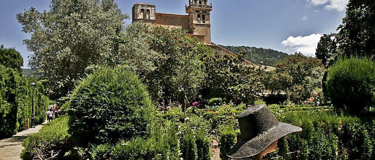 Una turista pasea por los jardines de la Cartuja de Valldemossa.