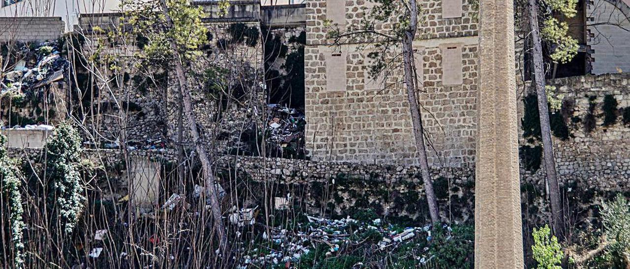 Vertidos incontrolados de todo tipo en el barranco, justo debajo de las viviendas  de las calles San Miguel y Mossen Rafel del Ave Maria y junto al río. | JUANI RUZ