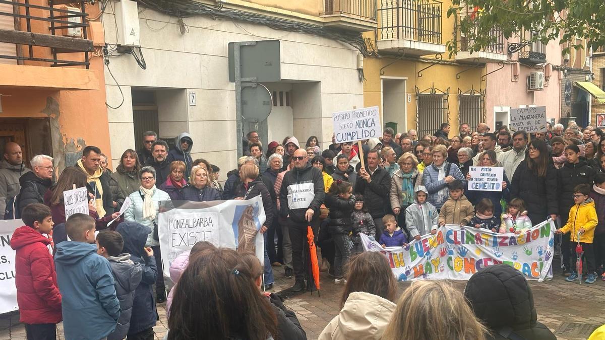 Vecinos de Monzalbarba se manifiestan para reclamar más inversión en servicios públicos
