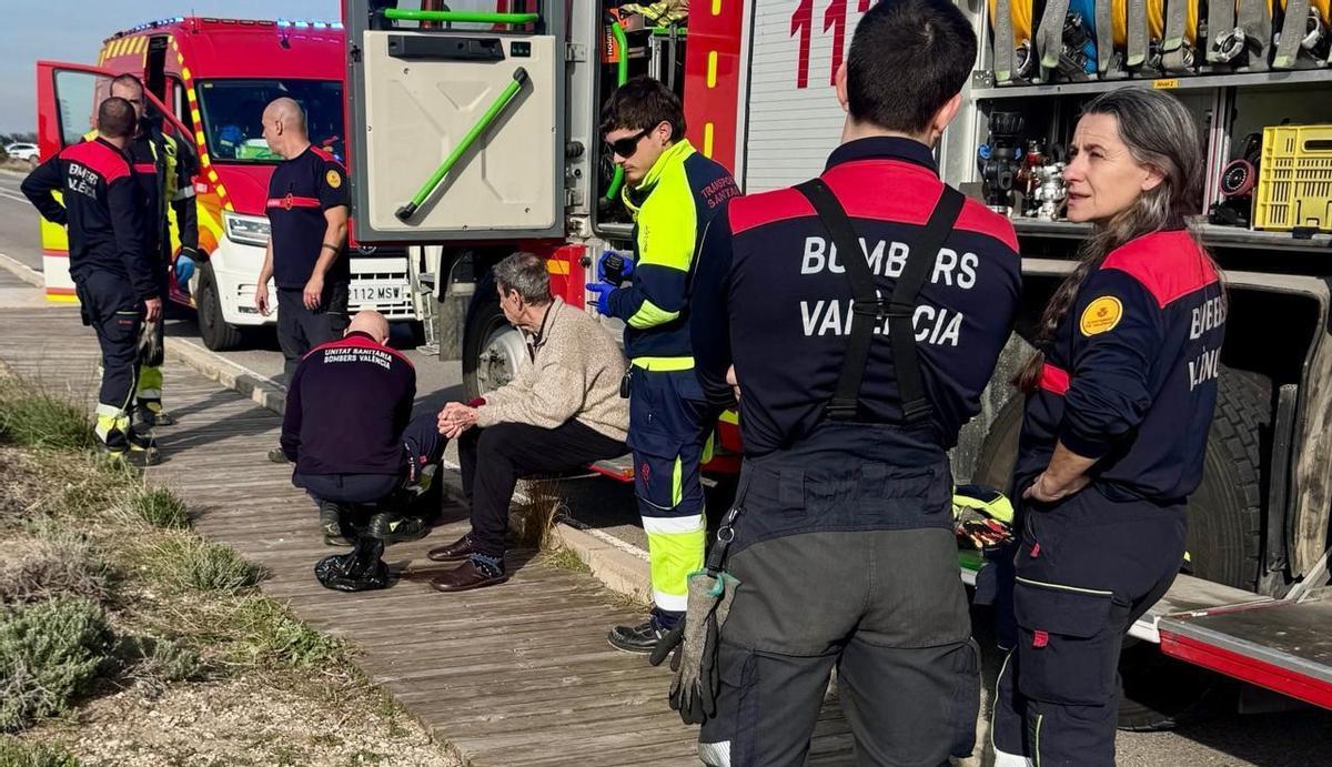 El anciano es atendido tras ser rescatado