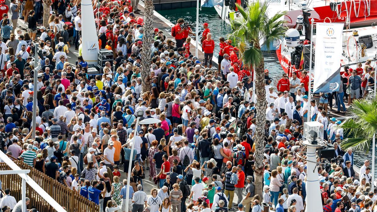 Miles de personas en el puerto con motivo de la ultima salida de la entonces Volvo Ocean Race en octubre de 2027