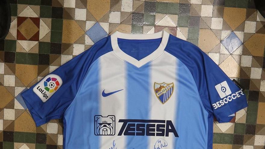 La camiseta del Málaga CF, firmada por los jugadores de la primera plantilla.