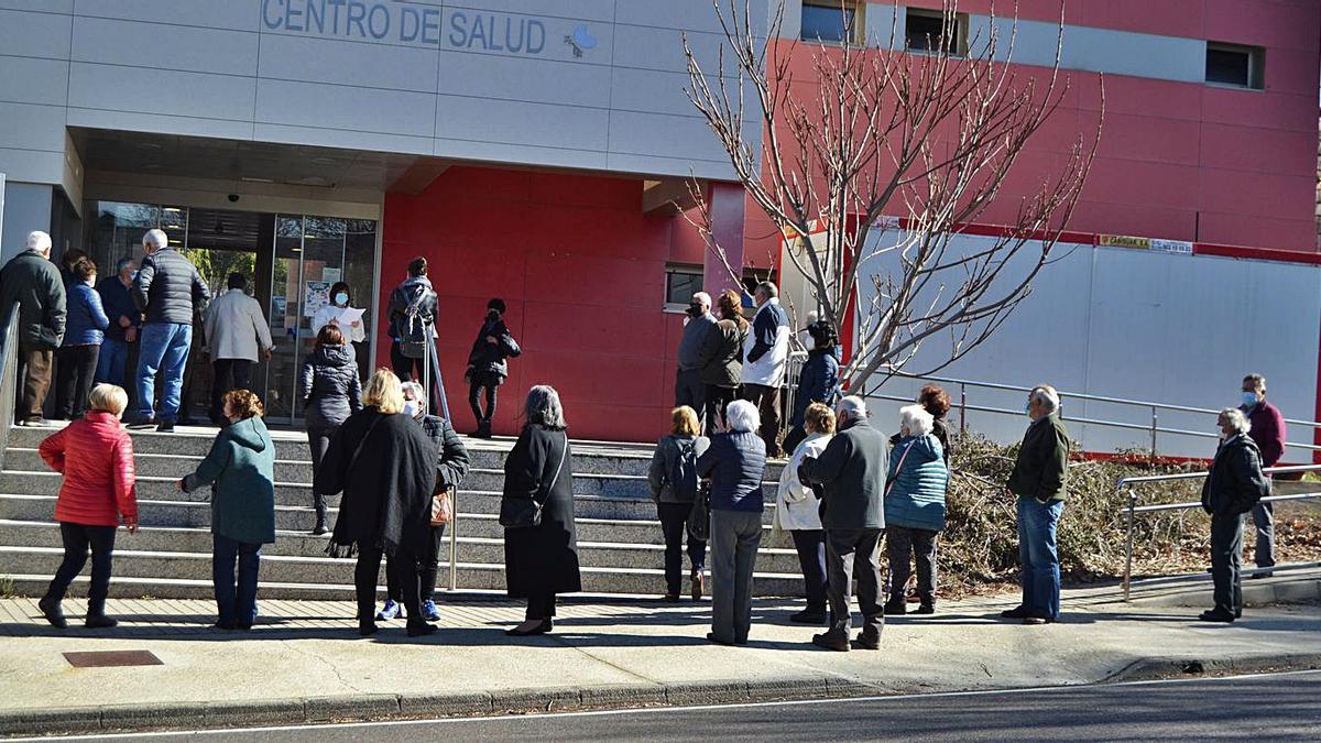 Mayores de 70 años esperan su turno para la vacunación a las puertas del centro de salud de Puebla. | A. Saavedra