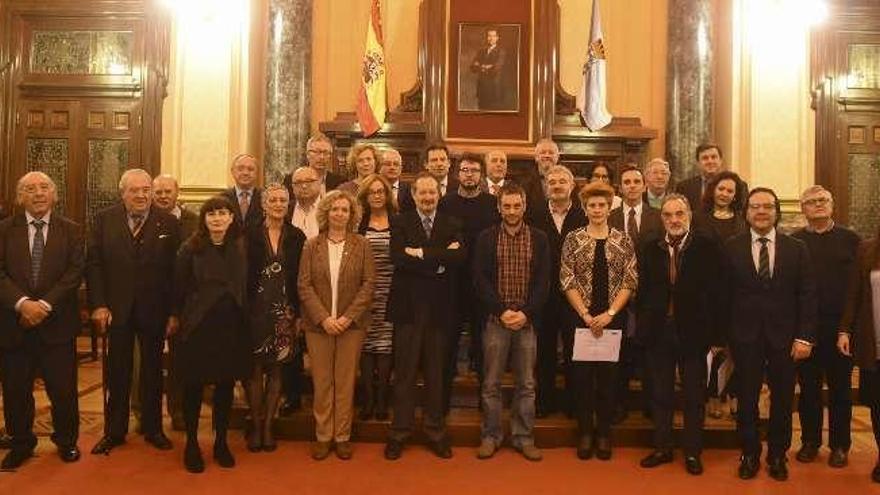 Foto de familia de colaboradores del José Cornide.