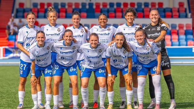 Formación inicial que presentó ayer en Lanzarote el Costa Adeje Tenerife Egatesa. |