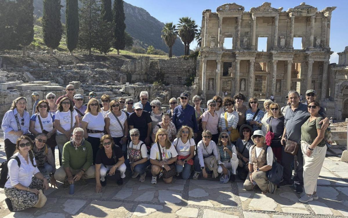 Grupo de turistas españoles posan delante de la biblioteca de Celso.   | LP