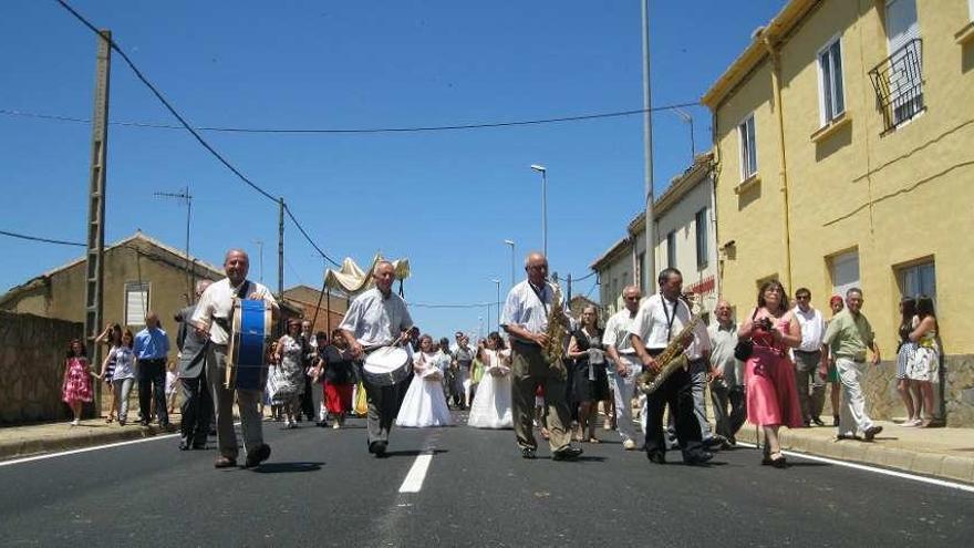 Un pasado desfile procesional por la travesía de Colinas de Trasmonte.