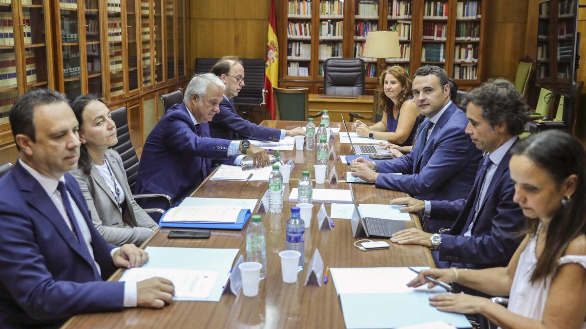 El presidente del Tribunal Superior de Justicia de Asturias, Jesús Chamorro, y el consejero de Hacienda, Guillermo Peláez, en la reunión de la Comisión Mixta sobre infraestructuras judiciales.