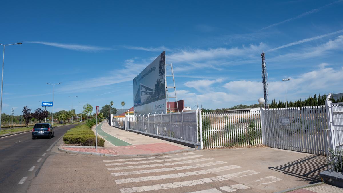 Parcela de la avenida de Elvas donde Quirón proyecta su nuevo hospital.