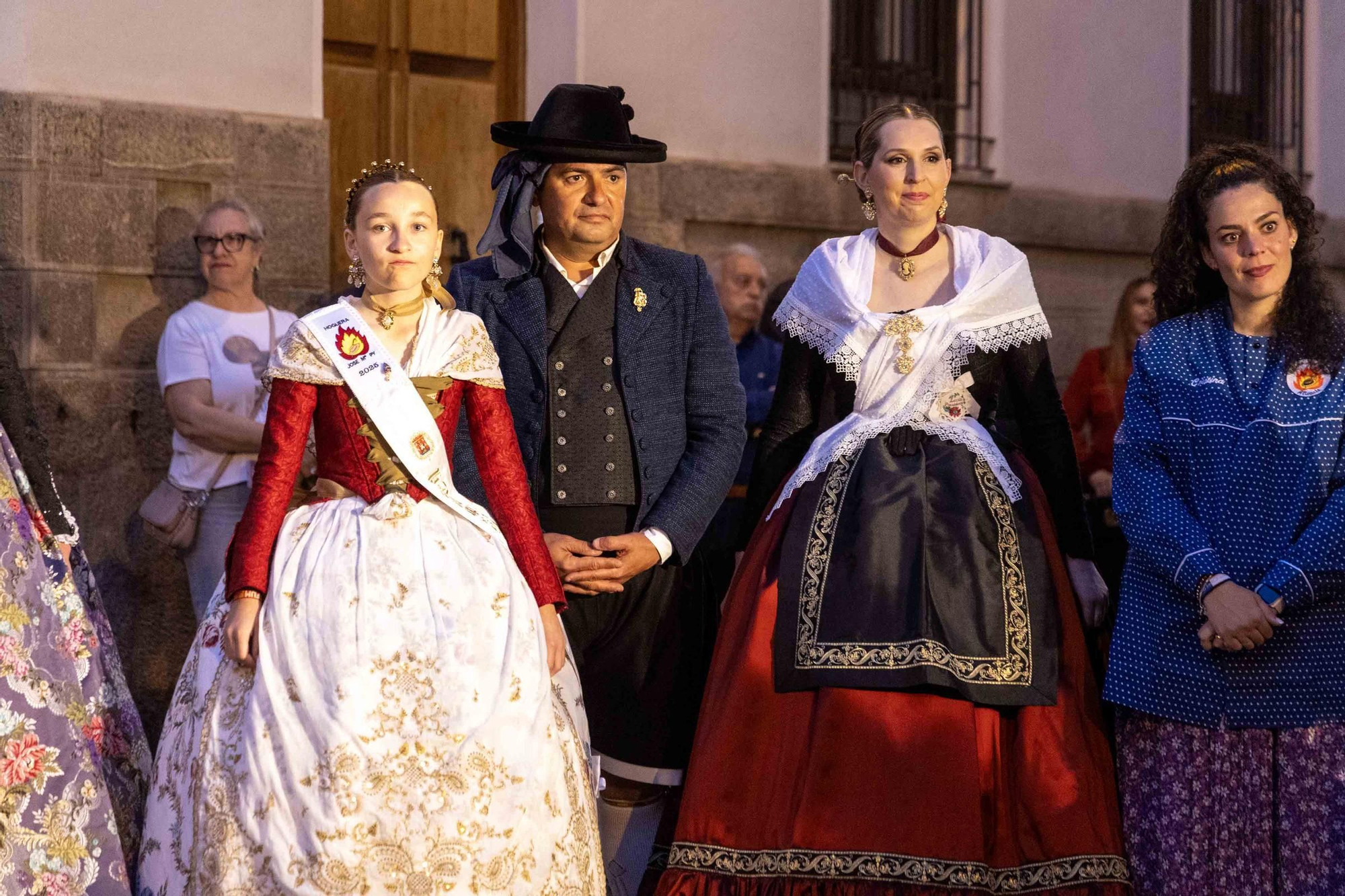 El homenaje al fundador de las Hogueras, José María Py, y el Festival de Bandas de Andrés Llorens iluminan una noche con olor a fiesta y pólvora