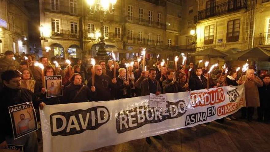 Cerca de 150 personas encendieron velas para pedir el indulto de David Reboredo.  // J. Santomé