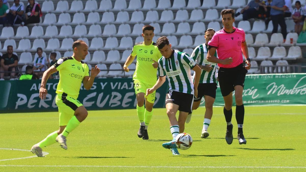 Luismi Redondo realiza un pase durante el último encuentro ante el Ceuta en El Arcángel.