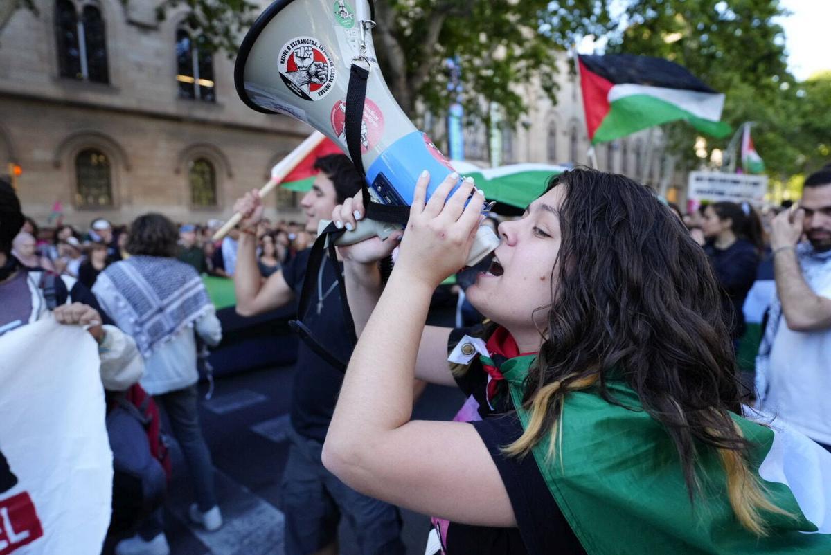 Concentración delante de la Universitat de Barcelona en la Gran Vía, bajo el lema Todos los Ojos sobre Rafah, para denunciar el genicidio del estado de Israel contra la población palestina de Gaza