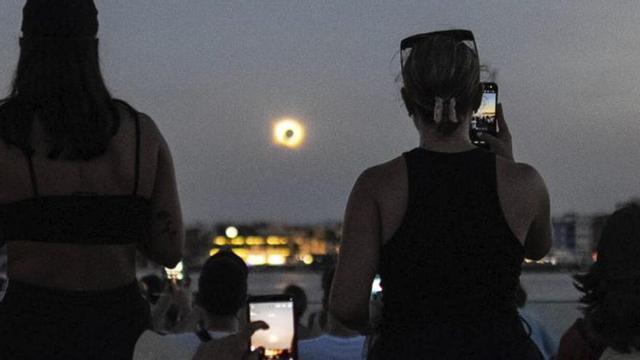 Espectadors congregats contemplant l’eclipsi solar, ahir al Port Marina Tarraco.  | ZOWY VOETEN