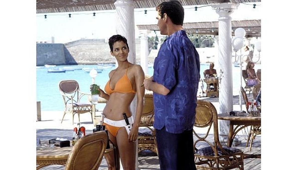 Halle Berry y Pierce Brosnan en la película 'Muere otro día' de la saga 'James Bond'