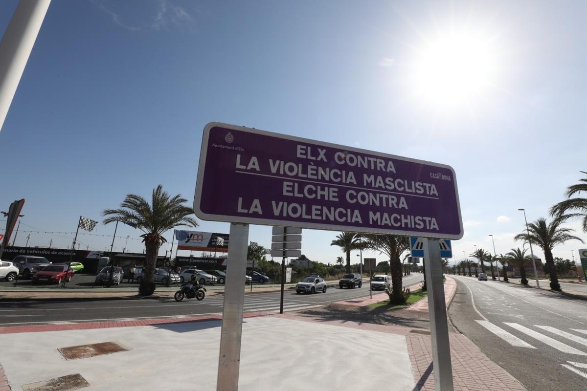 Cartel que tiene Elche en una de sus calles