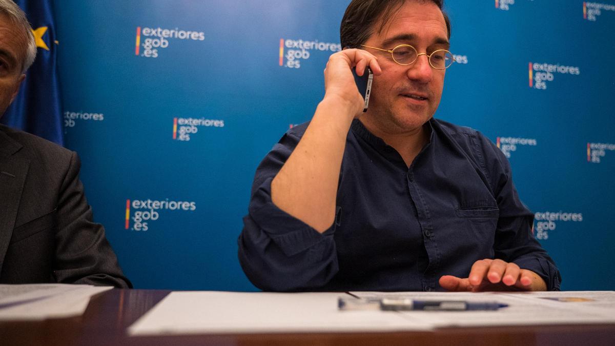 Albares, durante la reunión de emergencia consular.