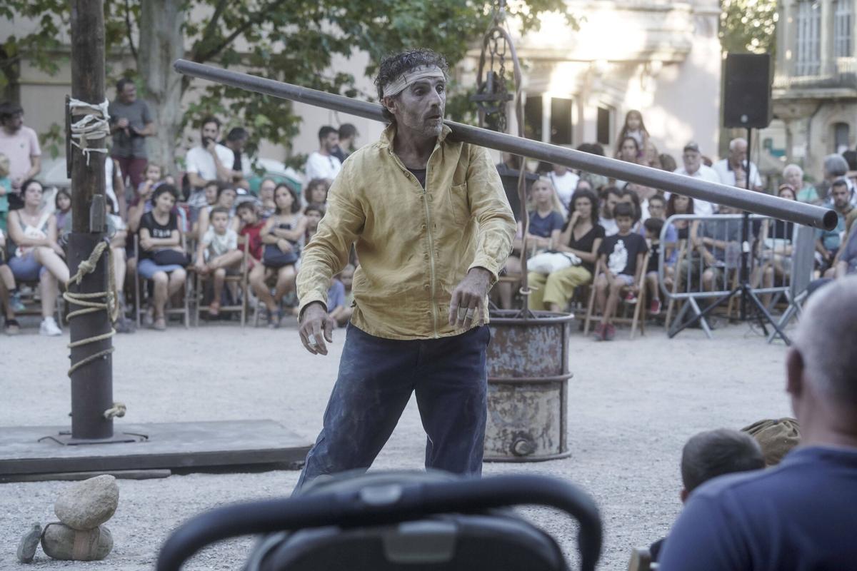 L'espectacle "Mira't" als Jardins del Casino de Manresa L'espectacle "Mira't" als Jardins del Casino de Manresa
