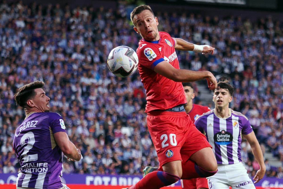 VALLADOLID, 04/06/2023.- El centrocampista serbio del Getafe, Nemanja Maksimovic (d), disputa el balón ante el defensa del Valladolid, Luis Pérez, durante el partido de la última jornada de primera división que han disputado hoy domingo en el estadio Josá Zorrilla, en Valladolid. EFE/R. García