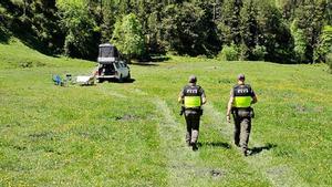 Agents Rurals se dirigen a denunciar a un coche que ha acampado ilegalmente en el entorno de la montaña de Tor.