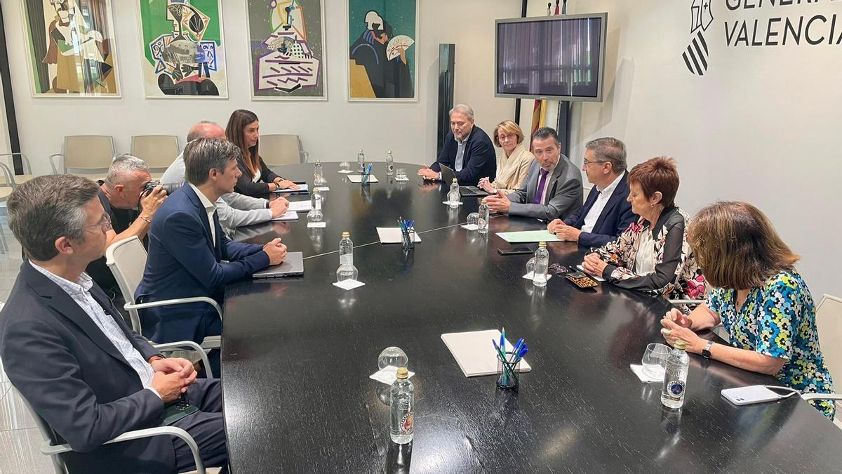 El conseller de Educación José Antonio Rovira junto a los rectores de las cinco universidades valencianas.